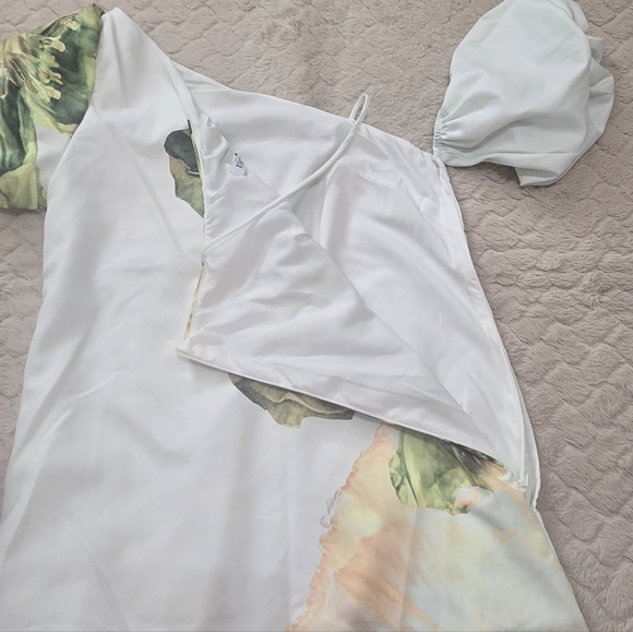 UOOZEE White Floral Flowy Beach Vacation Maxi Dress with Puff Sleeves - NWT - Picture 6 of 15